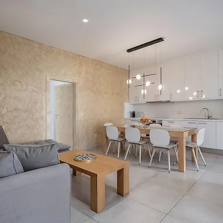 Amelia Luxury Living Mantaka Apartment